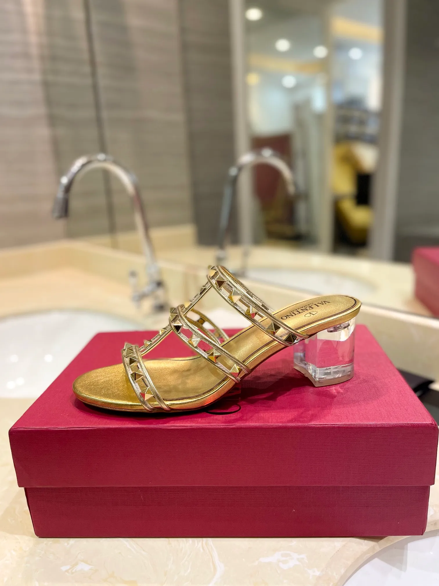 👟👟Ex-factory price 500👟👟 𝑉𝐴𝐿𝐸𝑁𝑇𝐼𝑁𝑂 Valentino ♡ͥ | ²º²⁴💫Purchasing agent level🔍Same color The classic king-shaped slippers with crystal heels are also so beautiful The particularly high-quality hardware brings out a full sense of high-end. After putting it on your feet, you will be stunned and look super slim! The new season lives up to expectations! Worth buying ★Imported cowhide is absolutely high-grade ❥Original method is absolutely sensual ❥Elegant style creates a different feeling🙈 Simple temperament style!  ♡ show bdetails ———————————— ⊿▸: Size｜35-40 (customized at 40.41.42) ⊿▸: Material｜Imported sheepskin + Pvc ⊿▸: Material | Padded sheepskin ⊿▸: Material | Italian🇮🇹 genuine leather outsole ⊿▸: Heel height｜6cm
